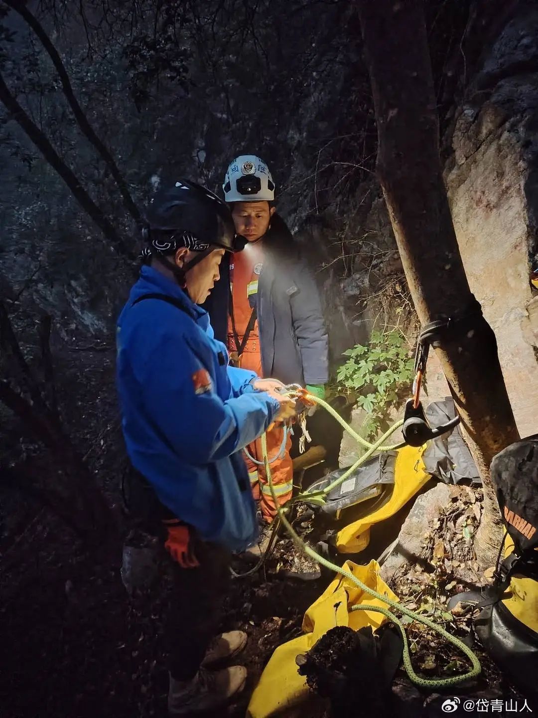 北京一男子独自登山失联，搜救五天后悬崖下发现遗体|界面新闻 · 快讯